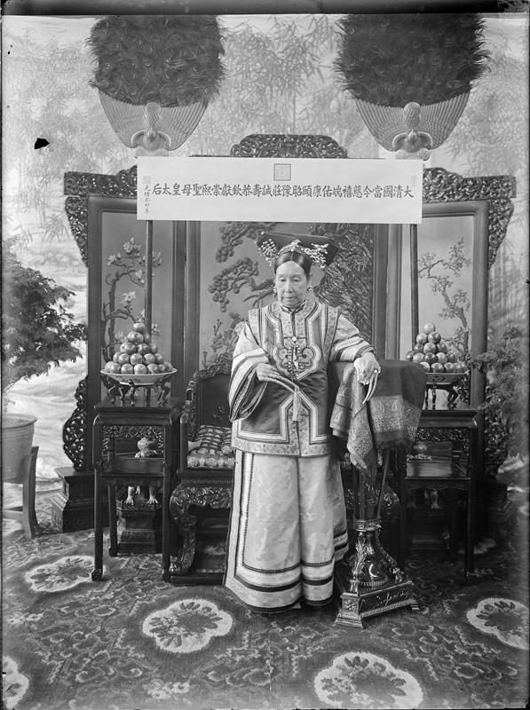 Miệng Từ Hi ngậm viên minh châu theo tương truyền có thể phát sáng trong đêm ngoài 100 bước. Cổ bà ta đeo ba chuỗi hạt, trong đó hai chuỗi bằng trân châu, một chuỗi bằng rubi. Mình mặc lễ phục dệt bằng sợi tơ vàng. Với sự cai trị tàn độc như một bạo chúa, với sự ích kỉ tham lam vô độ của mình, Từ Hi chính là người phải chịu trách nhiệm về sự sụp đổ của nhà Thanh. (Ảnh minh họa: Internet).