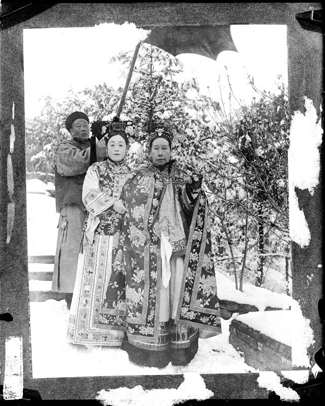Lão thái hậu cả đời luôn theo đuổi “lối sống văn minh”, cả thiên hạ đại Thanh chính là nơi cung cấp cho lối sống xa hoa của bà ta. Ngay cả khi chết bà ta cũng vẫn phải cố văn minh, nhưng hận là không thể mang hết được mọi thứ quý giá xuống mộ.