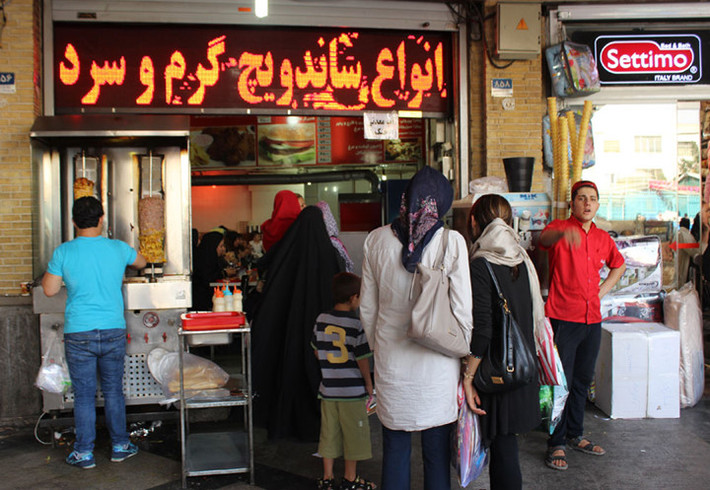 Hàng bán thịt nướng Kebab. Bên cạnh là cửa hiệu chăn-ga-gối-đệm nhãn hiệu Italia.