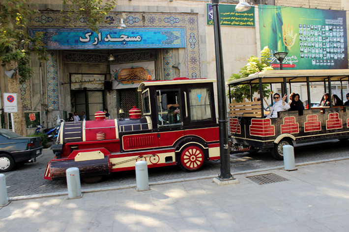 Tàu điện du lịch ở gần khu chợ trung tâm (Grand Bazaar).