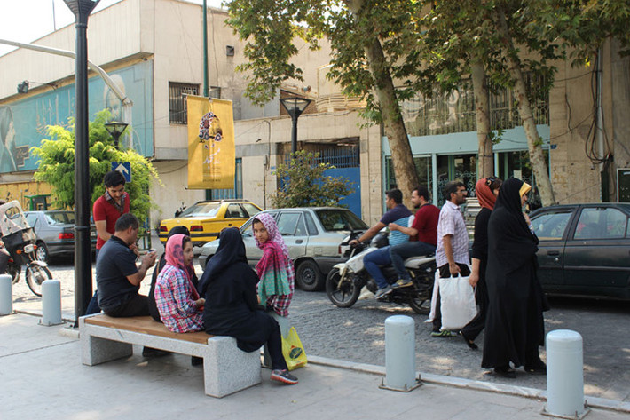 Ở Tehran, người ta đi xe máy cũng nhiều, nhưng không đội mũ bảo hiểm.