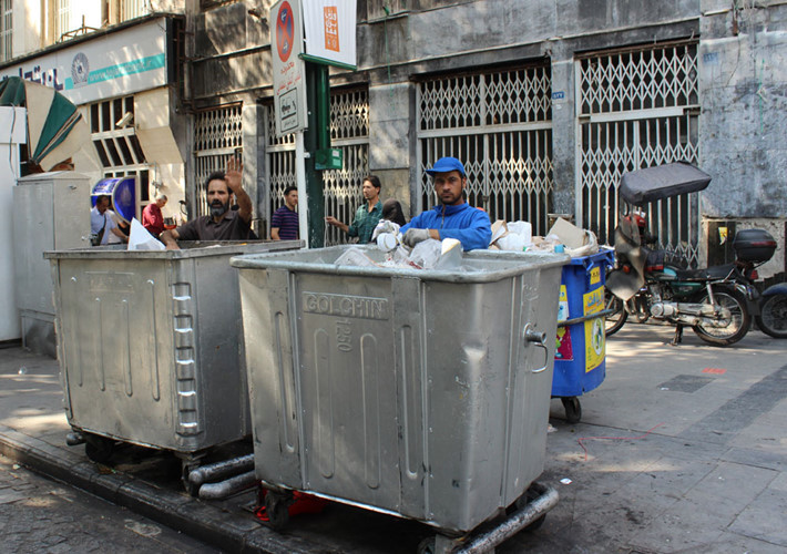 Nhân viên vệ sinh thu gom rác ở chợ. Tehran là thành phố đông dân (8,5 triệu năm 2014), đường phố khá sạch sẽ, không có chuyện xả rác bừa bãi.