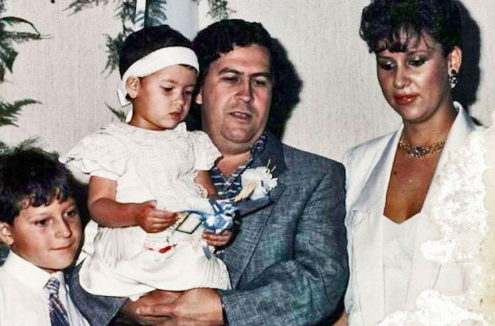 Có nhiều người đồn rằng, Escobar từng đốt 2 tỷ USD tiền giấy để giữ ấm cơ thể cho con gái.