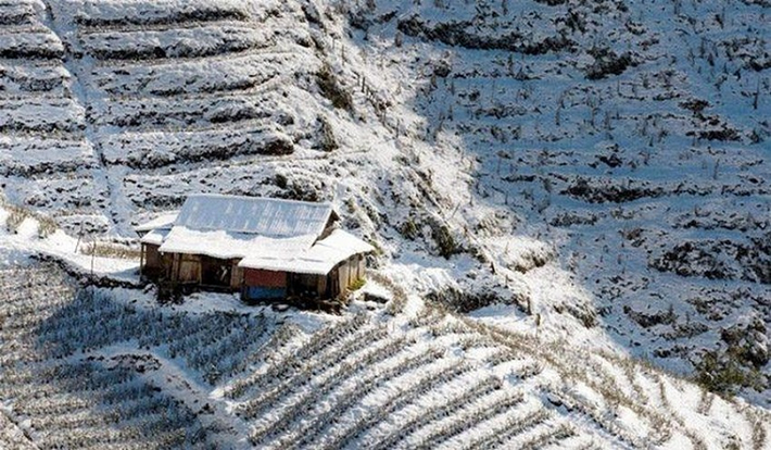 Ở Khu du lịch quốc gia Sa Pa có 3 điểm ngắm tuyết rơi đẹp nhất gồm đỉnh núi Fansipan - Nóc nhà Việt Nam, Khu du lịch sinh thái núi Hàm Rồng nằm phía sau nhà thờ đá cổ Sa Pa và đỉnh đèo Ô Quý Hồ nằm trên quốc lộ 4D giáp danh với địa phận xã Sơn Bình, huyện Tân Uyên, tỉnh Lai Châu.