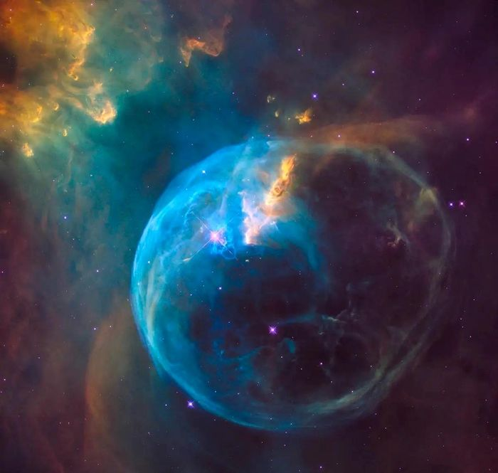1. Tinh vân Bong Bóng: Ngày 21/4 NASA đã công bố bức ảnh tuyệt đẹp của một Bubble Nebula (Tinh vân Bong bóng) mà đã được Hubble ghi lại. Bubble Nebula là một ngôi sao lớn và có nhiệt độ rất cao, nó sản sinh ra khí và bụi được những cơn gió mạnh thổi vào không gian. Các vật chất này tạo thành những lớp hình cầu bao bọc xung quanh ngôi sao và nó vẫn luôn chuyển động giống như một bong bóng khổng lồ.