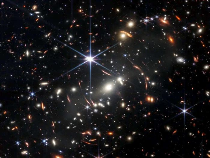 9. Cụm thiên hà SMACS 0723: Các nhà thiên văn học đã đặt tên cho bức ảnh này là "Webb's First Deep Field", trong đó chứa hình ảnh của cụm thiên hà SMACS 0723. Đây được xem là bức ảnh màu đầu tiên và sắc nét nhất từng được công bố ra công chúng.