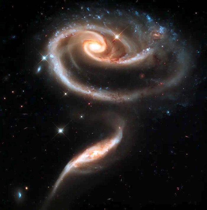 5. Arp 273: Cặp thiên hà trong chòm sao Andromeda biến dạng khi va chạm, tạo thành hình bông hồng do lực hấp dẫn. Theo NASA, khối lượng của thiên hà lớn hơn gấp khoảng 5 lần so với thiên hà nhỏ.