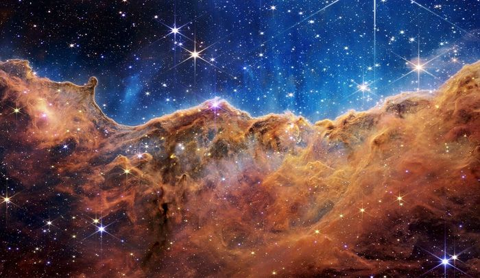 8. NGC 3324: Một trong những hình ảnh ấn tượng đầu tiên của James Webb, được NASA công bố giữa tháng 7, chụp cụm thiên hà NGC 3324 (Cosmic Cliffs) thuộc tinh vân Carina.