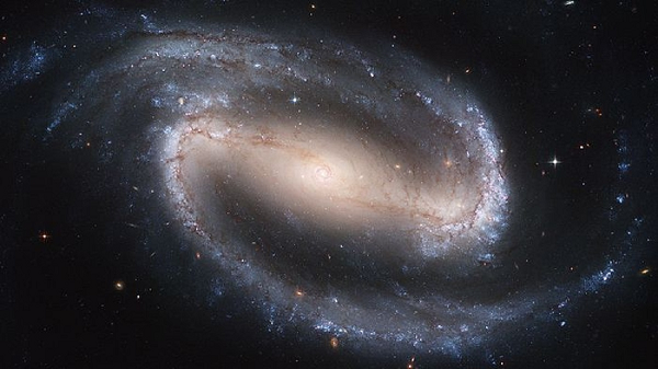 6. Thiên hà NGC 1385 đặc biệt phát sáng rực rỡ trong không gian sâu thẳm và được ví như một "viên ngọc vũ trụ", nằm trong chòm sao Thiên Lô (Fornax), cách Trái đất khoảng 68 triệu năm ánh sáng. Hình ảnh tuyệt đẹp này được chụp bởi camera trường rộng 3 (WFC3) trên kính viễn vọng không gian Hubble. Màu sắc rõ nét của thiên hà là kết quả từ việc gắn các màu khác nhau cho mỗi hình ảnh đơn sắc.