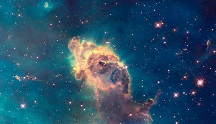 7. Tinh vân Carina hay Tinh vân Sống Thuyền (Đại tinh vân trong Chòm sao Thuyền Để , Tinh vân Eta Carina, hay NGC 3372) là một tinh vân lớn và sáng bao quanh một số cụm sao. Eta Carinae và HD 93129A là hai sao có độ sáng và khối lượng lớn nhất trong dải Ngân Hà của chúng ta, cũng nằm trong đó.