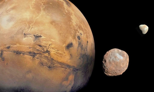 Nhưng một đặc điểm khác thường nhất của Phobos được cho là bề mặt sọc bí ẩn của nó, đó là các rãnh song song, hoặc các đường vân trên bề mặt, bao phủ toàn bộ.