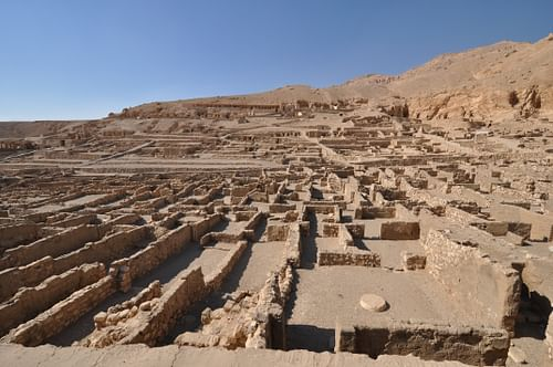 Deir el-Medina nằm ở bờ tây sông Nile, đối diện địa điểm khảo cổ Luxor. Bắt đầu từ năm 1922, cùng thời gian tìm thấy lăng mộ vua Tutankhamun, địa điểm đã được một nhóm chuyên gia người Pháp khai quật.