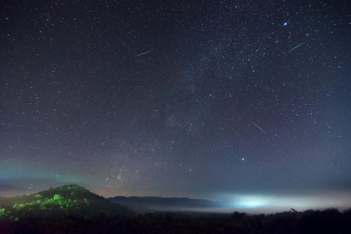 Mưa sao băng Leonids xuất hiện vào tháng 11 hàng năm, khi hành tinh của chúng ta đi qua các mảnh vụn do sao chổi Temple-Tuttle để lại.