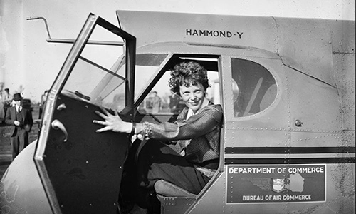3. Vụ mất tích của Amelia Earhart: Amelia Earhart là một trong những nữ phi công nổi tiếng nhất trong lịch sử. Vào ngày 2/7 năm 1937, cô bỗng dưng biến mất trong khi thực hiện ước mơ bay vòng quanh đường xích đạo. Kể từ đó, sự biến mất bí ẩn của Amelia đã mê hoặc thế giới và truyền cảm hứng cho một loạt các thuyết âm mưu. Người ta cũng đã viết và dựng rất nhiều bộ phim về cô gái nổi tiếng này.
