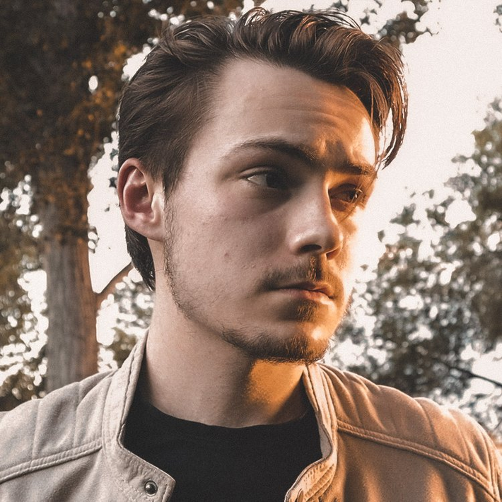 Tristan Dare đã sử dụng những mảnh thiên thạch hơn 4 tỷ năm tuổi để làm một thanh kiếm báu quý hiếm. Sau khi sản phẩm được giới thiệu rộng rãi trên báo chí, rèn kiếm thiên thạch đã trở thành một nghệ thuật, cũng như tham vọng và nghề nghiệp của thanh niên này.
