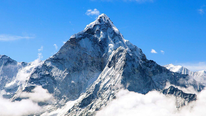 2. Đỉnh núi Everest vẫn còn đang phát triển và đang cao dần lên với tốc độ 4mm mỗi năm.