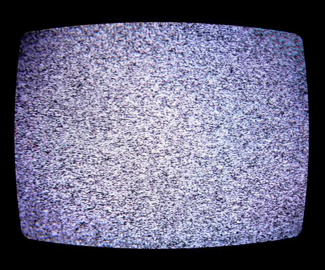 6. Bạn có thể thấy các hiệu ứng còn lại của vụ nổ Big Bang trên TV: Một tỷ lệ nhỏ tĩnh điện mà chúng ta thấy trên TV là bức xạ còn sót lại từ Vụ nổ lớn. Nói cách khác, chúng ta đang xem một phần nhỏ của sự khai sáng vũ trụ.