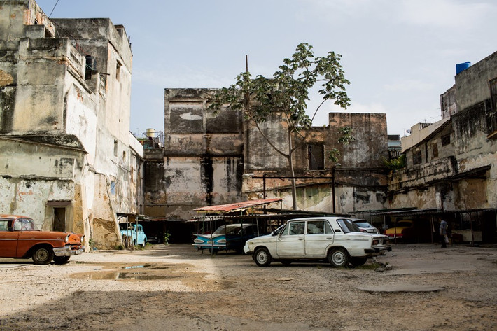 Quận cổ Habana Vieja ở Thủ đô La Habana có mật độ dân số còn cao hơn cả khu phố hoa lệ Manhattan của thành phố New York. Nhiều ngôi nhà xập xệ đang là mái nhà của nhiều người dân.