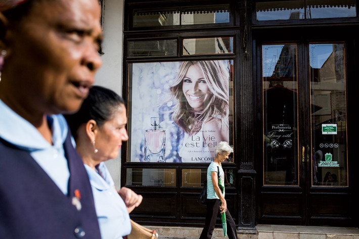 Bảng hiệu quảng cáo có hình cô đào Hollywood Julia Roberts ở bên ngoài một cửa hàng bán nước hoa trên đường Obispo.