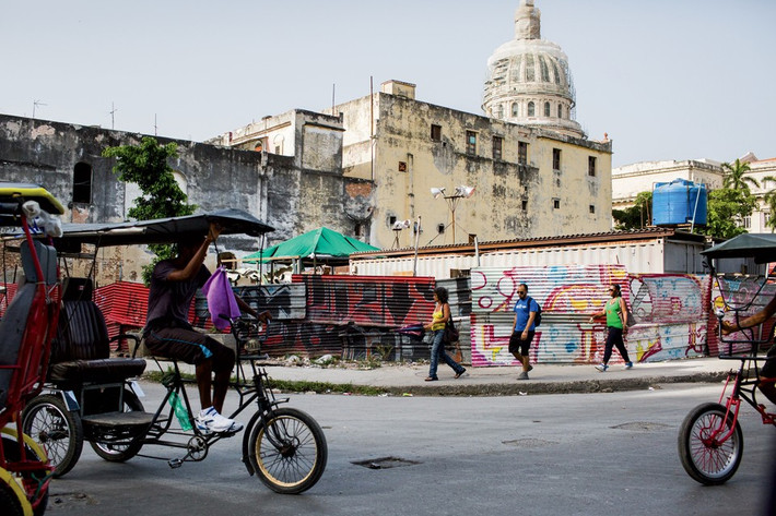 Kể từ thập niên 1990, các sử gia Cuba đã khôi phục lại hàng trăm tòa nhà dân cư ở khu Old Havana và tài trợ cho các trường học và các dự án công khác.