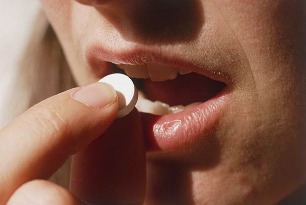 Để tránh đau đầu, khó chịu, uống 2 viên aspirin với một cốc nước đầy khi về nhà và lặp lại việc này vào sáng hôm sau. Aspirin sẽ làm giảm độ trầm trọng của cơn đau đầu sau khi say.