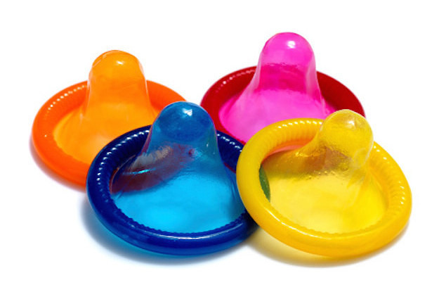 Việc sử dụng giấy thơm, bao cao su, tampon, hay thậm chí là xà phòng có mùi hương ở khu vực tam giác cũng có thể gây ra dị ứng, sưng và ngứa. Nên thận trọng khi dùng những sản phẩm này.