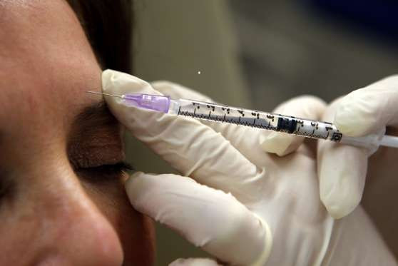 Rất nhiều người chọn phương pháp tiêm botox để làm giảm nhăn vùng trán, mắt, ngực, cổ cằm. Phương pháp này có hiệu quả trong vòng 12 tuần.