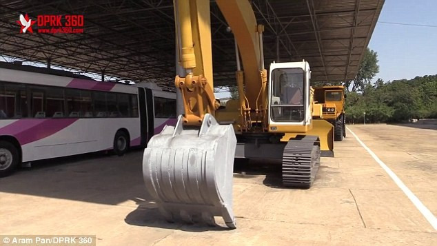 Máy công nghiệp cỡ lớn cũng xuất hiện tại khu thương mại.