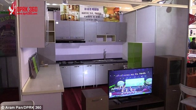 Một khu trưng bày sản phẩm nhà bếp hiện đại bao gồm bàn bếp lát đá cẩm thạch, bộ dụng cụ bằng thép không gỉ, bếp ga...