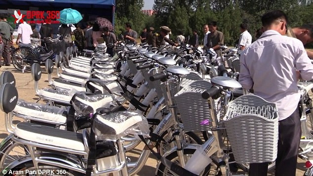 Dãy xe đạp điện được trưng bày bên ngoài hội chợ.