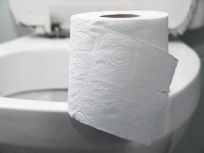 Bệnh sỏi thận khiến nước tiểu của bạn thay đổi màu sắc sang hồng, đỏ và tối sẫm. Khi các hạt sỏi lớn dần và làm tắc niệu đạo, nước tiểu của bạn sẽ pha một chút máu.