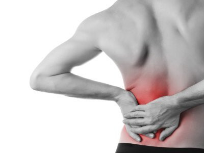 Các bệnh nhân sỏi thận thường có chung triệu chứng là đau ở mạn sườn và đau lưng, ngay dưới xương sườn, nơi có thận. Khi bệnh phát triển, các cơn đau có thể di chuyển từ vùng bụng dưới xuống vùng háng và vùng dưới lưng. Người bệnh có thể sẽ trải qua những cơn đau khi thì nhẹ nhàng, khi thì đau nhói. Đàn ông bị sỏi thận còn có thể bị đau ở bìu và tinh hoàn.