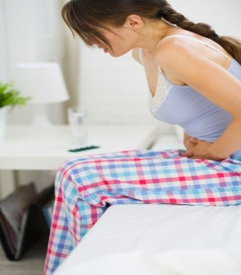 Buồn nôn và nôn cũng là hiện tượng thường gặp ở người bị sỏi thận. Bạn có thể nôn do những cơn đau quá sức vì sỏi thận hoặc nôn vì đây là cách duy nhất tống chất độc ra khỏi cơ thể khi thận đã không còn tác dụng bài tiết chất cặn bã ra khỏi cơ thể.