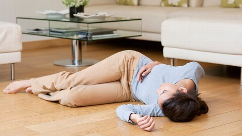Gần 1 tiếng sau khi dừng lại nghỉ, cô bị ngất nhưng rồi tỉnh dậy ngay sau đó và yêu cầu nhanh chóng đưa mình vào bệnh viện gần nhất vì bị đau đầu ghê gớm.