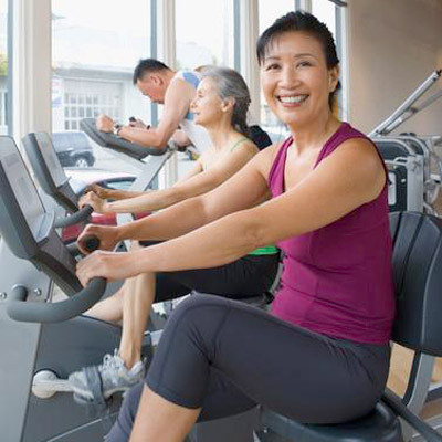 Tuổi mãn kinh, với sự thay đổi của hormone, cơ thể sẽ rất dễ béo. Để giữ nguyên được vóc dáng cơ thể, bạn cần tập những bài tập ở mức vừa tầm, nhưng với thời gian lâu hơn để tiêu tốn hết lượng mỡ thừa trong cơ thể.
