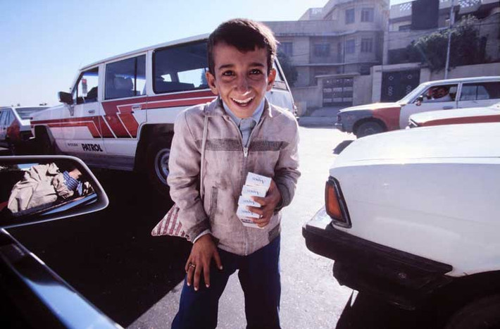 Một bé trai ăn xin ngoài đường phố Mosul năm 1996.