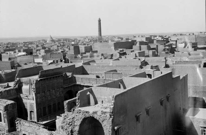 Tháp nghiêng nổi tiếng xây từ hồi thế kỷ 12 ở thành phố Mosul trong bức ảnh chụp thập niên 1930.