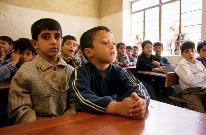 Các em nhỏ học tại một ngôi trường ở Mosul năm 2002.