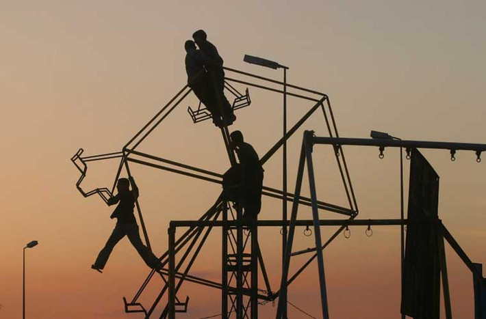 Các em nhỏ thuộc tộc người Kurd chơi trên một vòng xoay bị hỏng ở Mosul vào thời điểm chỉ 1 tháng trước khi Mỹ đem quân sang Iraq.