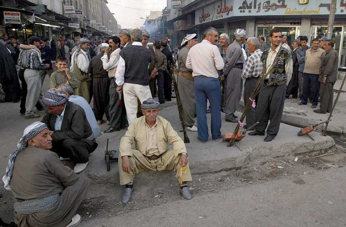 Đám đông người Kurd tụ tập ở trung tâm Mosul năm 2002, chỉ một vài tháng trước khi Mỹ đem quân xâm lược Iraq.