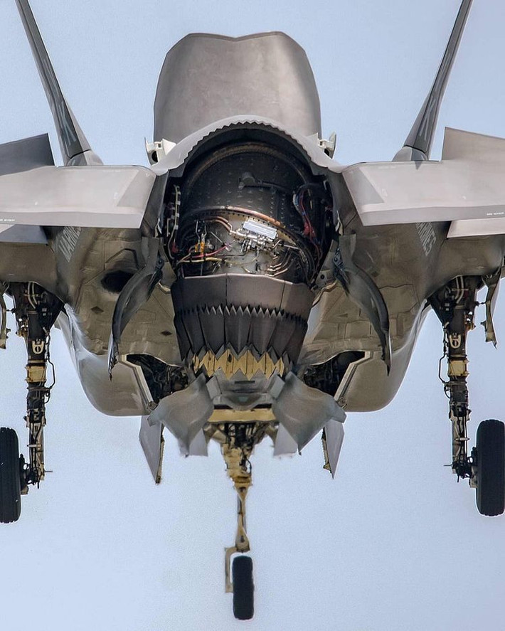 Động cơ mà F-35B được trang bị vẫn là P&W F135 - tương tự như động cơ được sử dụng trên chiến đấu cơ F-35A nhưng là phiên bản được chỉnh sửa để phục vụ khả năng năng hạ cánh thẳng đứng. Nguồn ảnh: QQ.