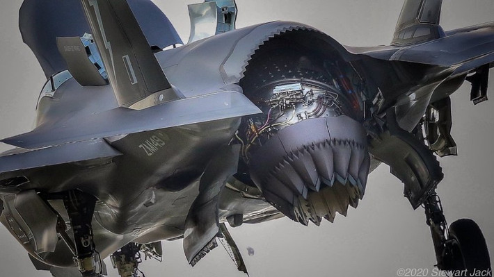 Cụ thể, động cơ của F-35B có khả năng bẻ cụp một góc 90 độ so với thông thường. Nguồn ảnh: QQ.