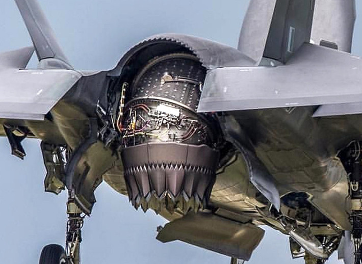 Tất nhiên, khi động cơ của tiêm kích F-35B bẻ cụp một góc 90 độ như thế này, nó sẽ mất hoàn toàn khả năng tàng hình. Nguồn ảnh: QQ.