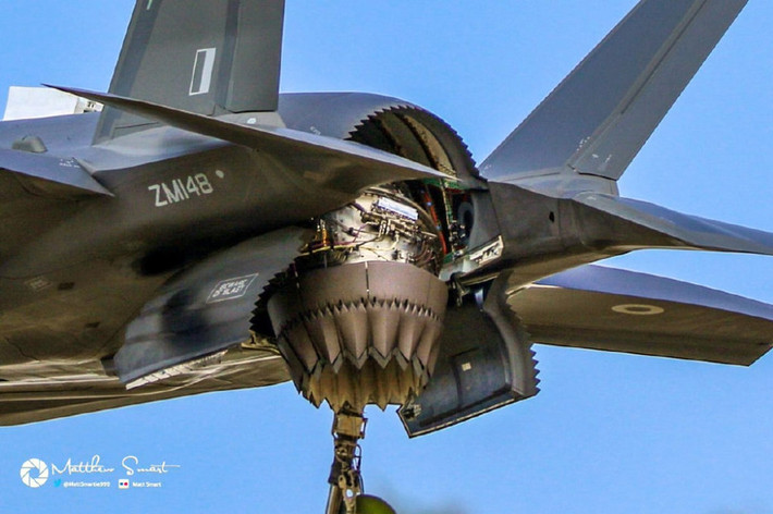Động cơ của F-35B vẫn chỉ là động cơ vector lực đẩy 2D chứ chưa thể phát triển lên thành động cơ vector lực đẩy 3D như một vài loại máy bay của Nga. Tuy nhiên bản thân động cơ lực đẩy vector 3D lại chưa có phương án nào để bảo vệ được khả năng tàng hình tuyệt đối của phi cơ. Nguồn ảnh: QQ.