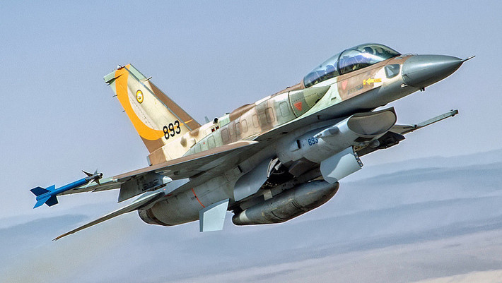 F-15 và F-16 của Israel được đánh giá ngang ngửa, thậm chí vượt bản gốc của Mỹ ở một số tính năng. Điều khiến chúng trở nên đặc biệt là nhờ những nâng cấp về hệ thống điện tử độc quyền do Israel tự phát triển. Nguồn ảnh: Pinterest.