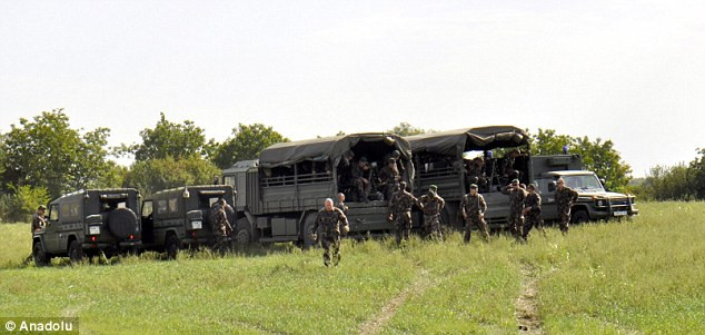 Các binh sĩ Hungary áp dụng các biện pháp an ninh ở khu biên giới trên khi hàng nghìn người tị nạn từ Croatia đổ dồn về nơi đây.