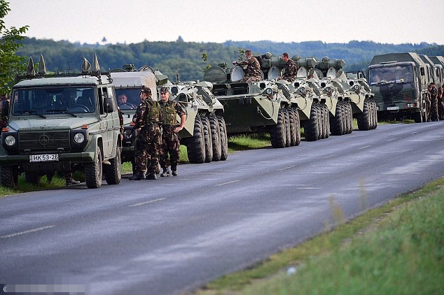 Hôm 19/9, Thủ tướng Hungary Viktor Orban ra chỉ thị tăng cường triển khai quân sự thông qua việc cho một đoàn xe tăng và xe bọc thép chở quân tới biên giới phía nam giáp với Croatia khi nước láng giếng tiếp tục đưa người tị nạn và di cư tới biên giới hai nước. Ảnh: Đoàn xe quân sự di chuyển trên con đường gần Nagykanizsa tiến tới khu vực biên giới Hungary-Croatia.