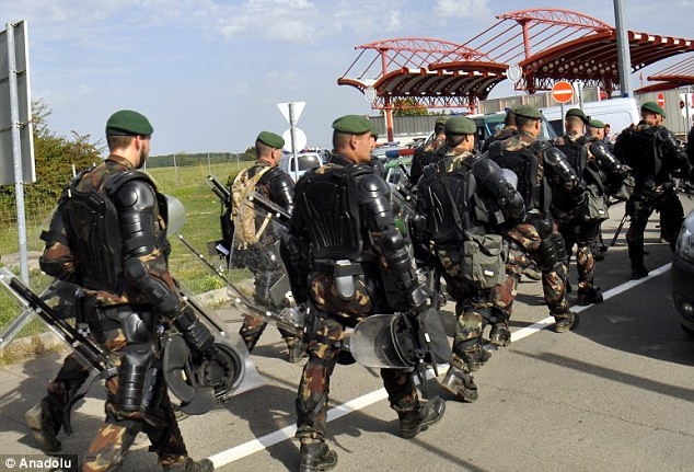 Đoàn lính Hungary hành quân dọc biên giới giáp với Croatia.