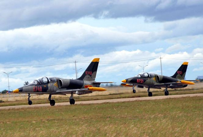 Các loại vũ khí mà L-39 có thể mang được bao gồm tên lửa không đối không K-13, pods súng máy 7,62mm, bom rơi tự do, bom bầy, pháo phản lực, thùng dầu phụ. Nguồn ảnh: Tienphong.