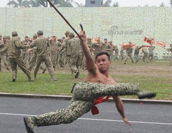 Nhiều thành viên trên diễn đàn Sina nhận thấy, loại quân phục ngụy trang này cực kỳ phù hợp với những khu vực cây cối thấp xen lẫn màu đất như ở phía xa trong bức ảnh. Nguồn ảnh: Sina.